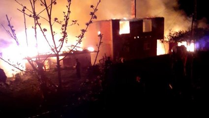 Köye düşen yıldırım, 6 kardeşe ait 6 evi de kül etti