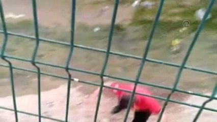 Dere yatağına düşen Türk bayrağı itfaiye ekiplerince çıkarıldı