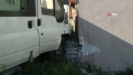 Arnavutköy'de kontrolden çıkan minibüs çiğ köfte dükkanına çarptı