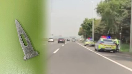 자유로에 떨어진 쇠붙이 밟고 차량 20여 대 타이어 파손 / YTN