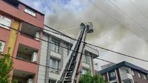 Esenyurt'ta binanın çatısında çıkan yangın söndürüldü