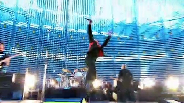 U2 interprète son tube Vertigo en live à Milan