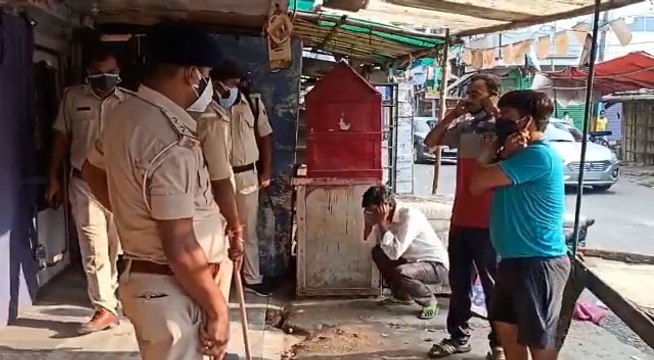 पटना पुलिस ने लॉकडाउन उल्लंघन करने वाले लोगों को दी अनोखी सजा, कराई उठक-बैठक फिर किया ये काम