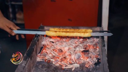 مصري يقدم الكنافة بطريقة مبتكرة ومميزة تجذب الزبائن