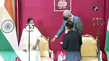 ममता बनर्जी ने लगातार तीसरी बार संभाली बंगाल की कमान, सादे समारोह में ली शपथ