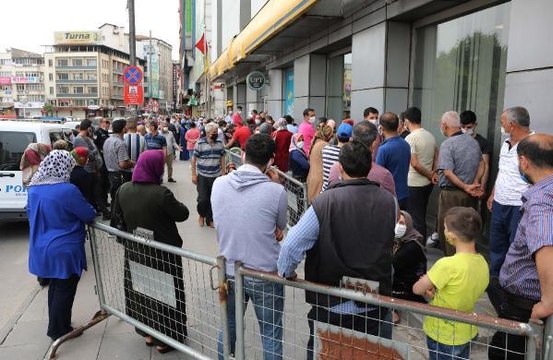 GAZİANTEP'TE PTT ÖNLERİNDE YOĞUNLUK
