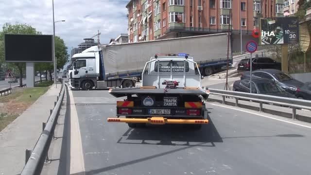 Üsküdar'da yağmurdan dolayı kayganlaşan yolda kayan tır yolu kapattı