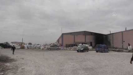 Plastik kırma makinesinin haznesine düşen işçi öldü