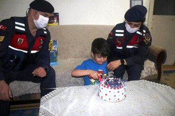 Babası Şırnak'ta asker olan çocuğa jandarmadan doğum günü sürprizi