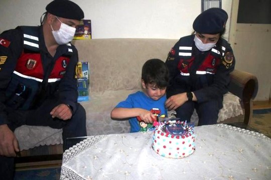 Babası Şırnak'ta asker olan çocuğa jandarmadan doğum günü sürprizi