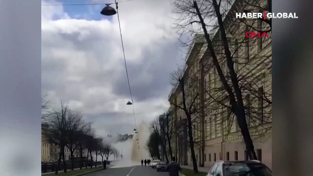 Faciadan dönüldü! Rusya'da sıcak su borusu patladı