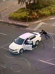 Hırsızlık için kiraladıkları aracın benzini bitince böyle ittiler