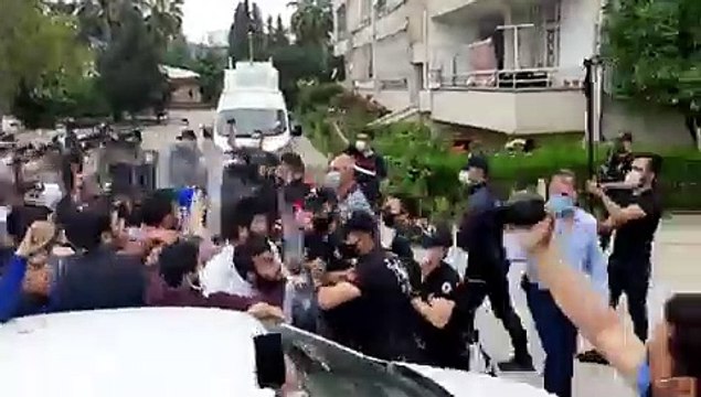 Alparslan Kuytul'dan haber alamadıklarını söyleyen Furkan Vakfı üyelerine polis müdahalesi