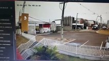 Câmera de monitoramento flagram momento em que caminhão desgovernado invade piscina
