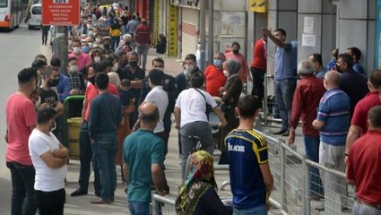 1.100 TL'lik yardım parasını almak için tam kapanmada yüzlerce metre kuyruk oluşturdular