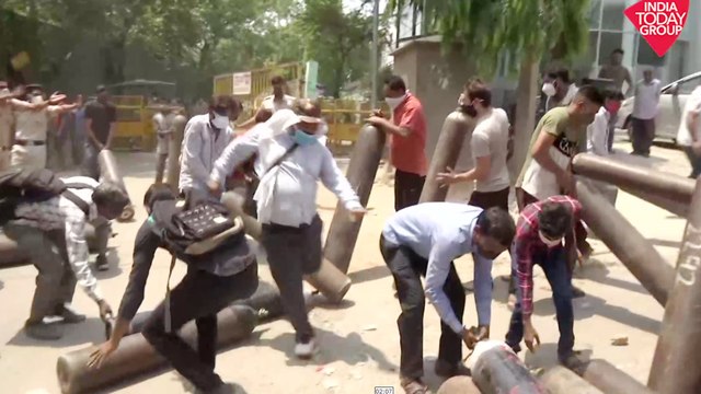 Oxygen Crisis in Delhi, stampede outside refilling plant