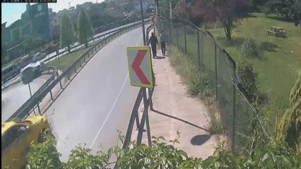 Son dakika haberi... Bağcılar'da viraja hızla giren otomobil bariyere çarptı; Kaza anı kamerada