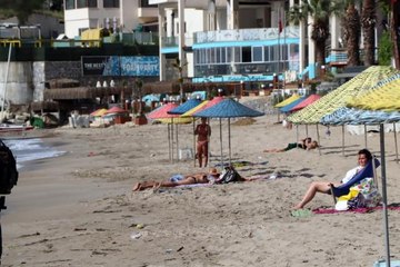 Kuşadası'nda turistler sahile akın etti