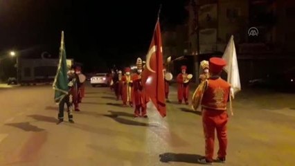 Vatandaşları sahura davulcular yerine mehteran takımı kaldırdı