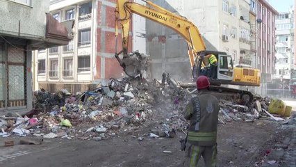 Zeytinburnu'nda çöken binanın enkaz kaldırma çalışması devam ediyor