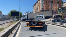 ÜSKÜDAR'DA TIR, BARİYERE ÇARPTI YOL KAPANDI
