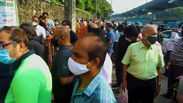 Nuevo récord de contagios y muertes en India a la espera de nuevas olas