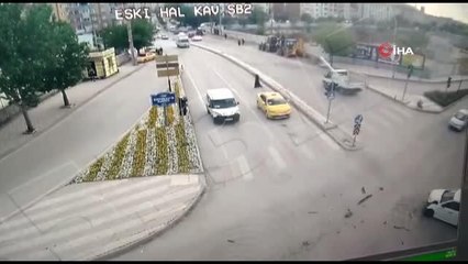 Son Dakika | Otomobil, Covid temaslısı taşıyan ambulansa böyle çarptı