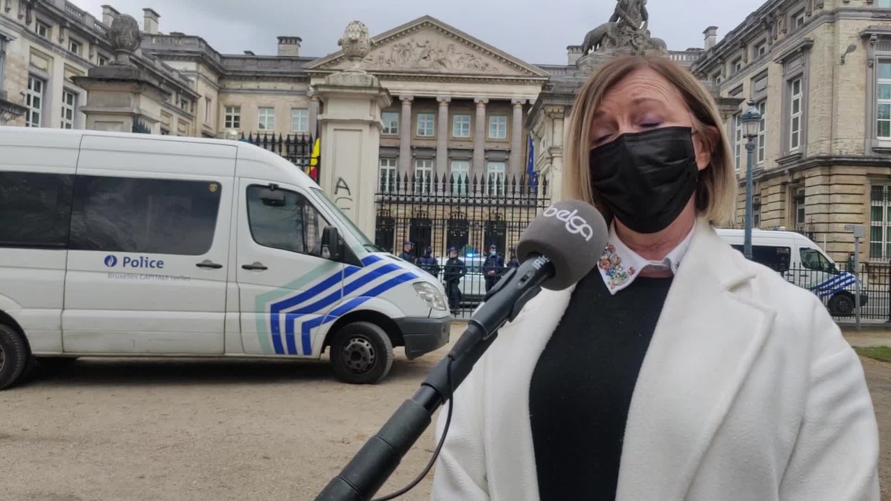 Action de coiffeurs devant le parlement fédéral pour une TVA abaissée à 6%: interview de Kate Lefèvre