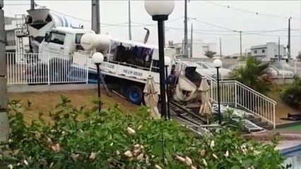 Durante resgate de caminhão que caiu em piscina, outro veículo quase repete acidente