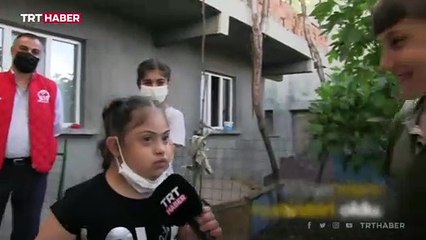 Down Sendromlu Meryem TRT mikrofonuyla anons çekti