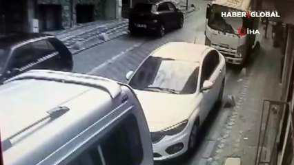 Zeytinburnu'nda çöken binada kadın ve kedinin son anda kurtulduğu anlar böyle görüntülendi