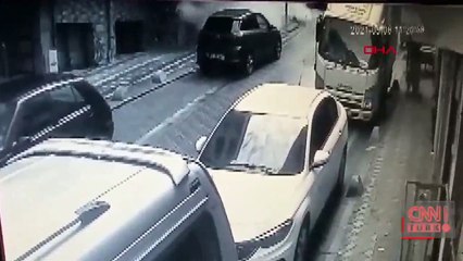 Zeytinburnu'nda 5 katlı binanın çökme anı
