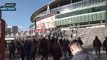 Les supporters d'Arsenal manifestent devant l'Emirates Stadium contre leur propriétaire