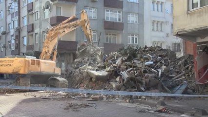 ZEYTİNBURNU'NDA ÇÖKEN BİNANIN ENKAZ KALDIRMA ÇALIŞMALARINA ARA VERİLDİ
