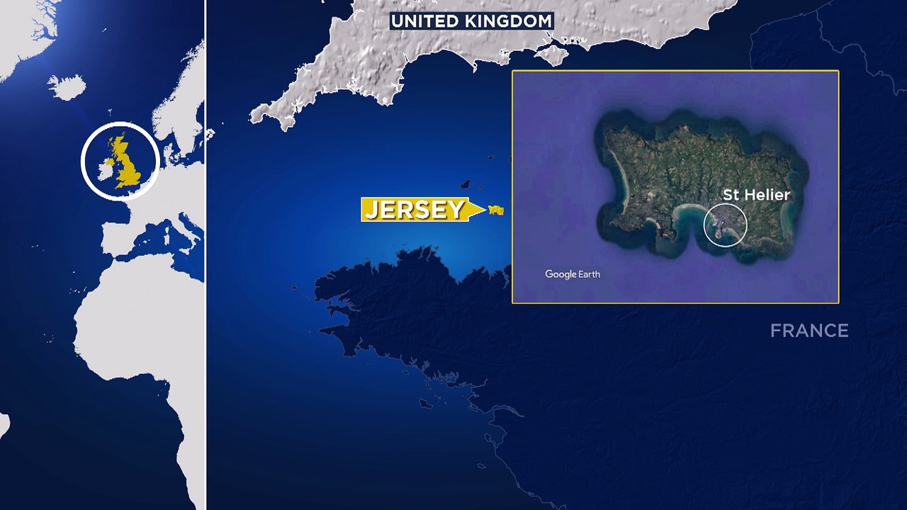 Ärger um die Fanggründe: Fischerboote stehen Kriegsschiffen gegenüber