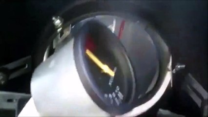 La caméra embarquée de ce motard  filme un moment incroyable... Bon karma