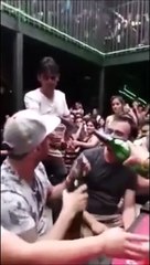 Ce magicien fait un tour incroyable avec une bière et un gobelet