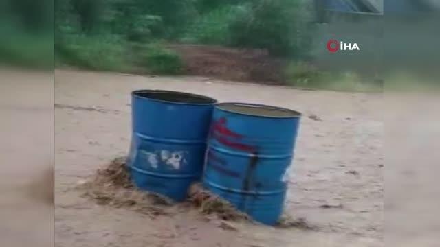 Adana'yı vuran sağanak yağışta ilginç diyalog: Neco sel'e giden geri gel geri gel diyerek uyardı