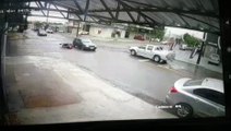 Vídeo mostra que roda de carro quase passou por cima da cabeça de motociclista no São Cristóvão