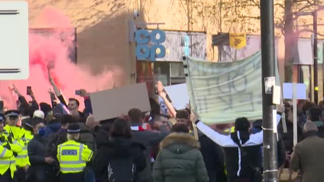 Aficionados del Arsenal aprovechan la previa frente al Villarreal para manifestarse contra la directiva