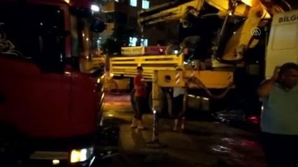 Tekerleği yolda oluşan çukura düşen tır, çekiciyle kurtarıldı