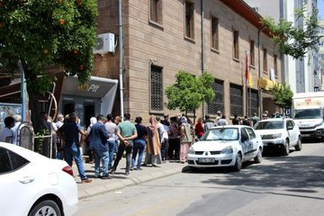 PTT önündeki işlem kuyruğu uzadıkça uzadı, ekipler müdahale etti