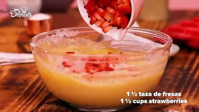 ¡Prepara este espectacular PANQUÉ de FRESAS con CREMA! | Cocina Delirante
