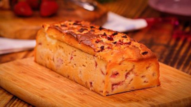 ¡Prepara este espectacular PANQUÉ de FRESAS con CREMA! | Cocina Delirante