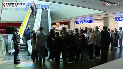 Un incentivo de 25 euros para vacunarse contra la covid-19 en Serbia genera colas