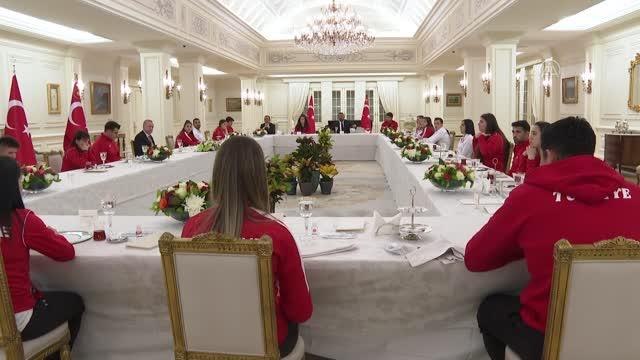 Son Dakika | Cumhurbaşkanı Erdoğan, Avrupa ve Dünya şampiyonalarında madalya kazanan milli sporcularla covid önlemlerinin alındığı iftarda bir araya geldi