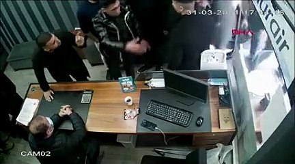 Korkunç anlar! İş yerini basıp mermerle saldırdı