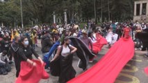 Colombia llama al diálogo político, mientras las protestas siguen en la calle