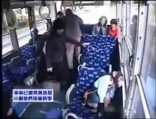 Maymun otobüste öyle bir şey yaptı ki!