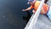 Usta avcı balığı eliyle yakalıyor